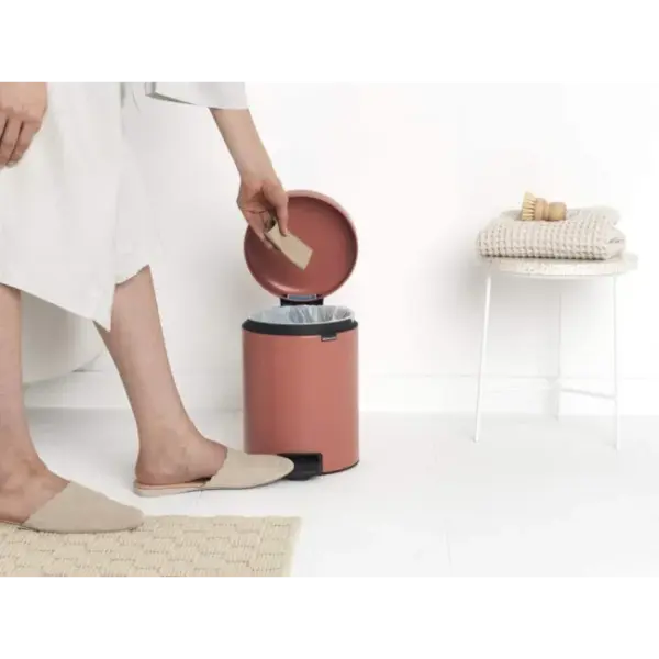 Poubelle à Pedale Newlcon, 5L - Terracotta Pink BRABANTIA – Image 3